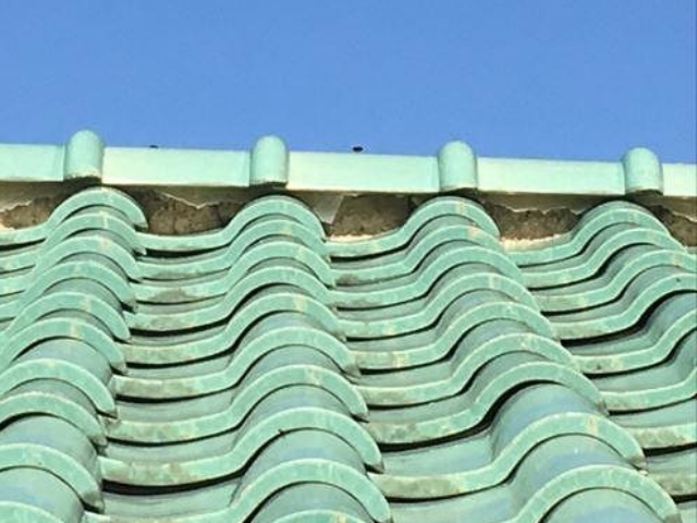 漆喰がはがれて土が見えている